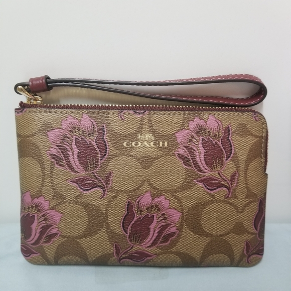 Coach Handbags - 💕NWT Coach wallet